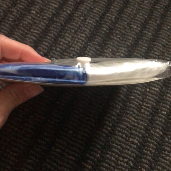 🛍️Kohl's Blue and White Emergency Rain Poncho Set - Picture 3 of 3